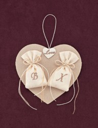 Μπομπονιέρα Γάμου Καρδιά Κρεμαστή με Κεντημένα Αρχικά σε Πουγκάκια