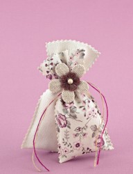 Μπομπονιέρα Γάμου Διπλό Πουγκί Εκρού-Φλοράλ Σάπιο Μήλο με Διακόσμηση Λουλούδια