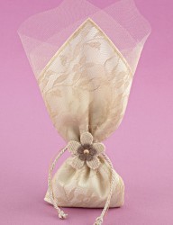 Μπομπονιέρα Γάμου Μαντήλι Σατέν με Λέζα Εκρού και Διακοσμητικό Λουλούδι
