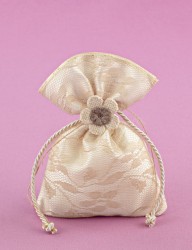 Μπομπονιέρα Γάμου Πουγκί Σατέν-Εκρού Λέζα με Πλεκτό Λουλουδάκι Άμμου