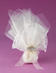 Μπομπονιέρα Γάμου Μαντήλι Δαντέλα με Διακόσμηση Καρδιές