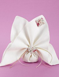 Μπομπονιέρα Γάμου Μαντήλι Πικέ με Floral Διακοσμητικά
