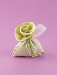 Μπομπονιέρα Γάμου σε Σχήμα Λουλουδιού Εκρού-Λαχανί
