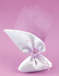 Μπομπονιέρα Γάμου Σατέν Πουγκί Λοξό με Λιλά Λουλούδι