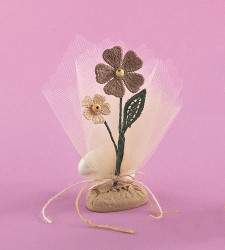 Επιτραπέζια Μπομπονιέρα Γάμου με Ακρυλική Βάση και Πλεκτά Λουλουδάκια