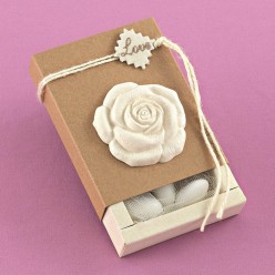 Μπομπονιέρα Γάμου Κουτάκι Κράφτ με Ακρυλικό Αρωματικό Τριαντάφυλλο και Love